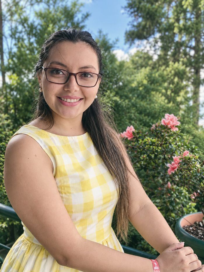 Lourdes Aguilar de Ramos sonriendo al aire libre