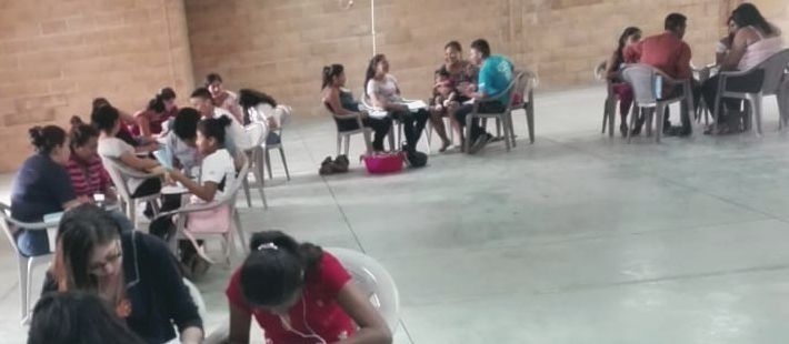 Grupos de trabajo en un taller comunitario en un salón comunal