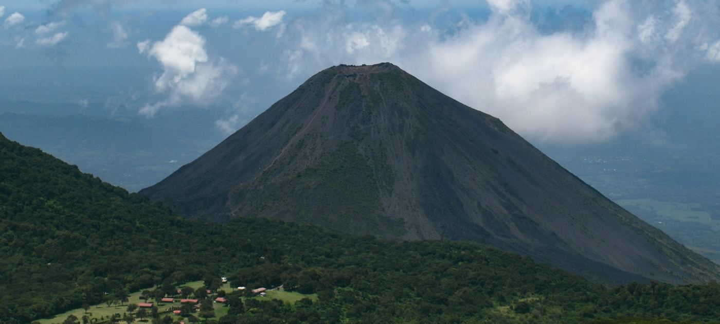 Volcán de Izalco rodeado de bosque en El Salvador